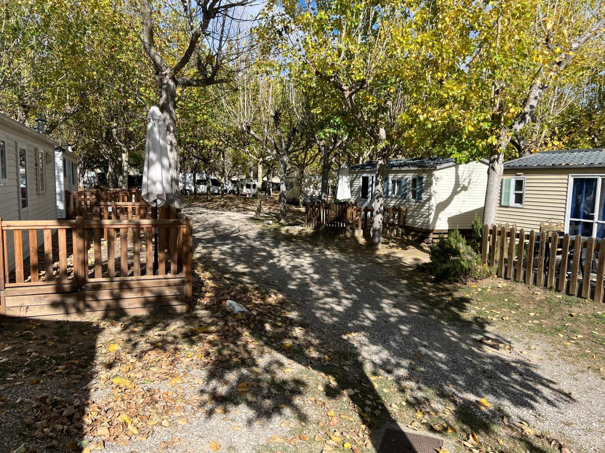 Camping Bungalow El Llac De Banyoles Porqueres エクステリア 写真