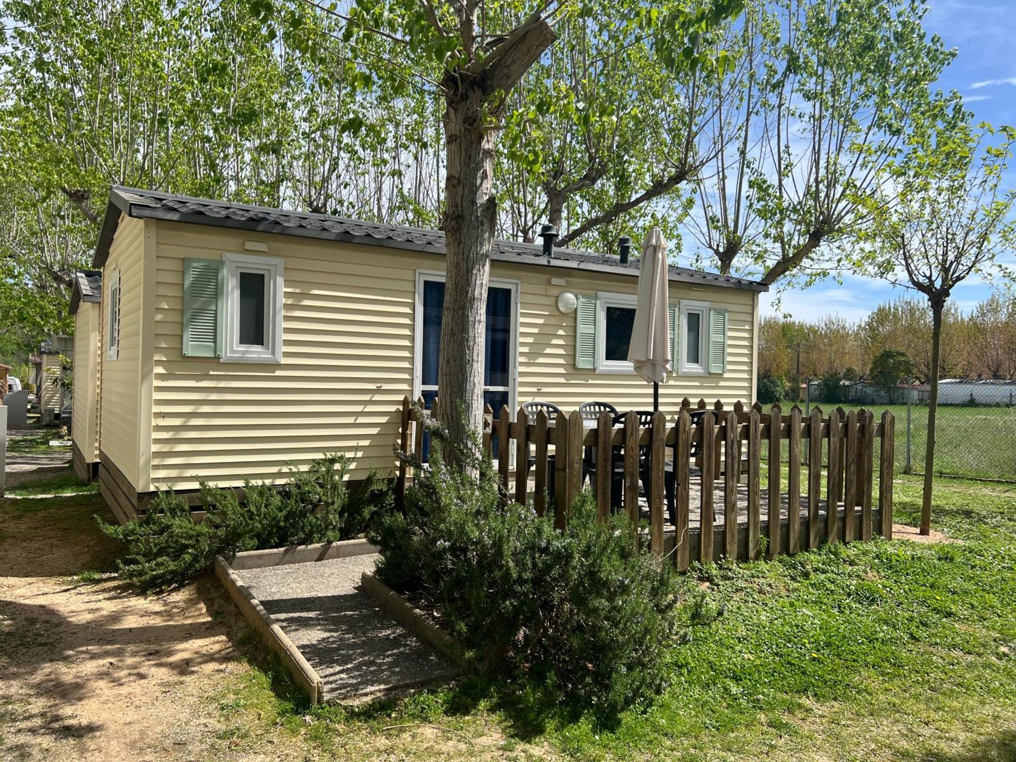 Camping Bungalow El Llac De Banyoles Porqueres エクステリア 写真